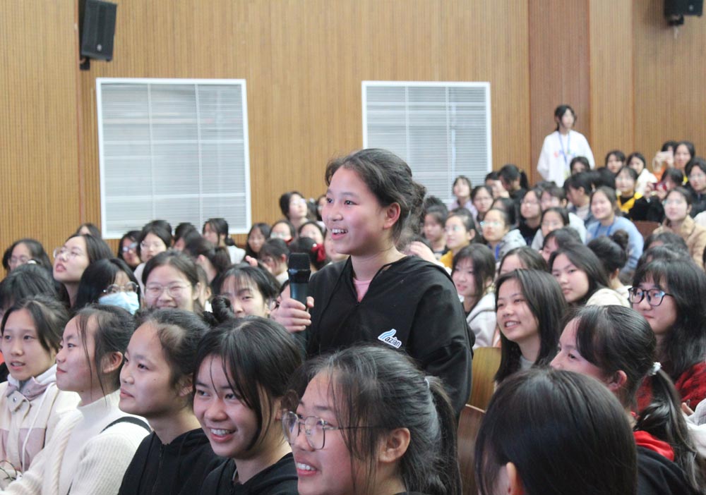 自知?自爱?自律——衡阳幼儿师范高等专科学校耒阳学院举行女生专题教育讲座