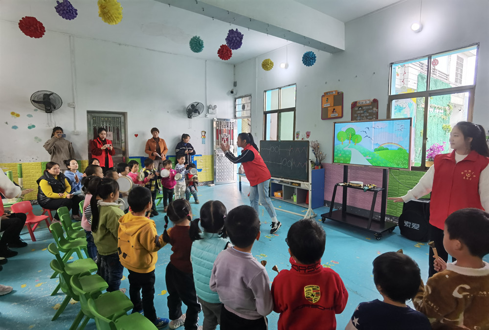 “我为乡村幼儿园办实事”             ——衡阳幼高专学前教育学院师生为结对帮扶幼儿园送教送培到园