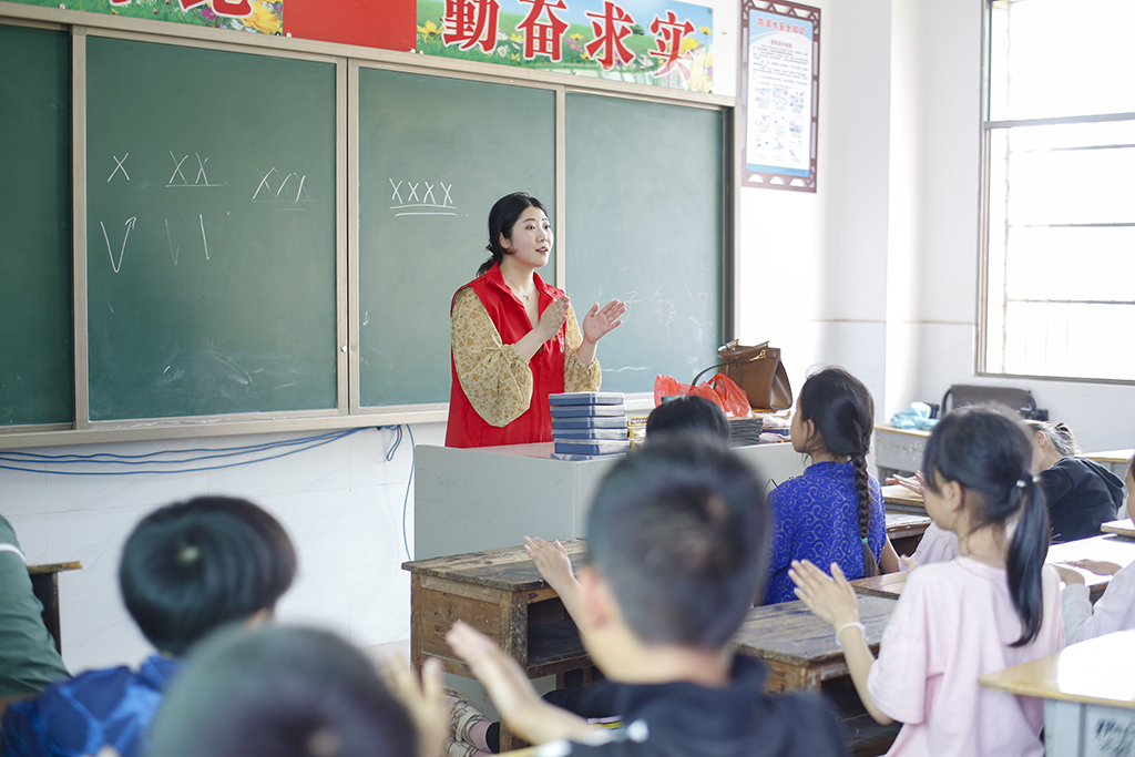 衡阳幼儿师专小学教育系赴衡南县硫市联合学校中心小学开展留守儿童结对帮扶工作